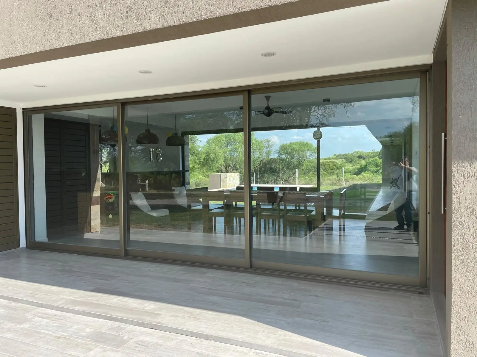 Abertura corrediza de aluminio con terminación aplicada en obra residencial