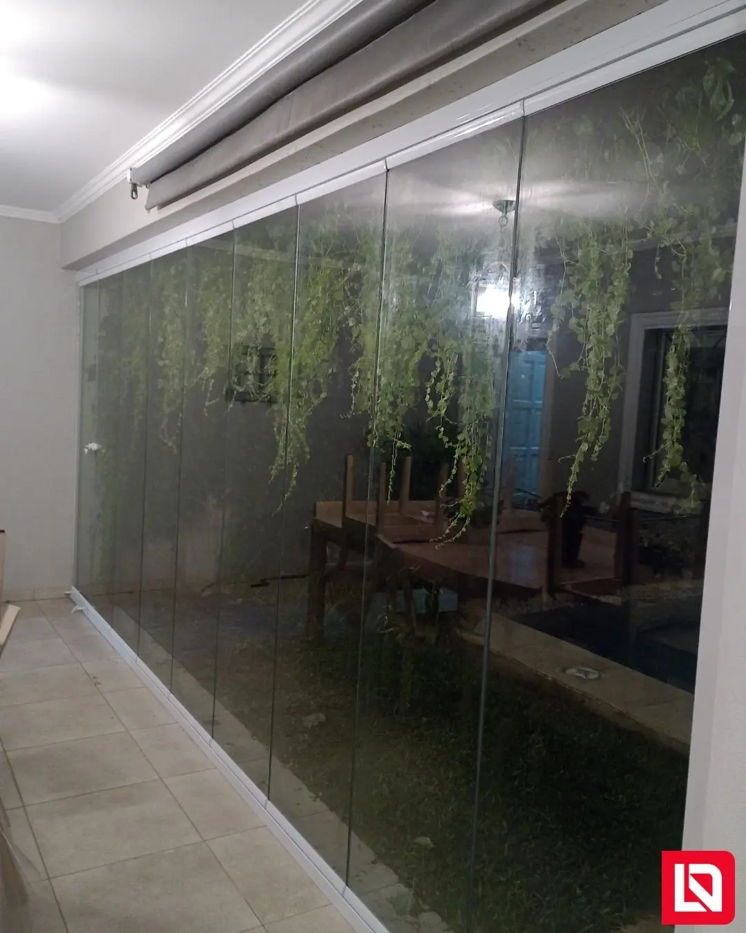 Abertura de alta prestación en aluminio y vidrio con terminación símil madera