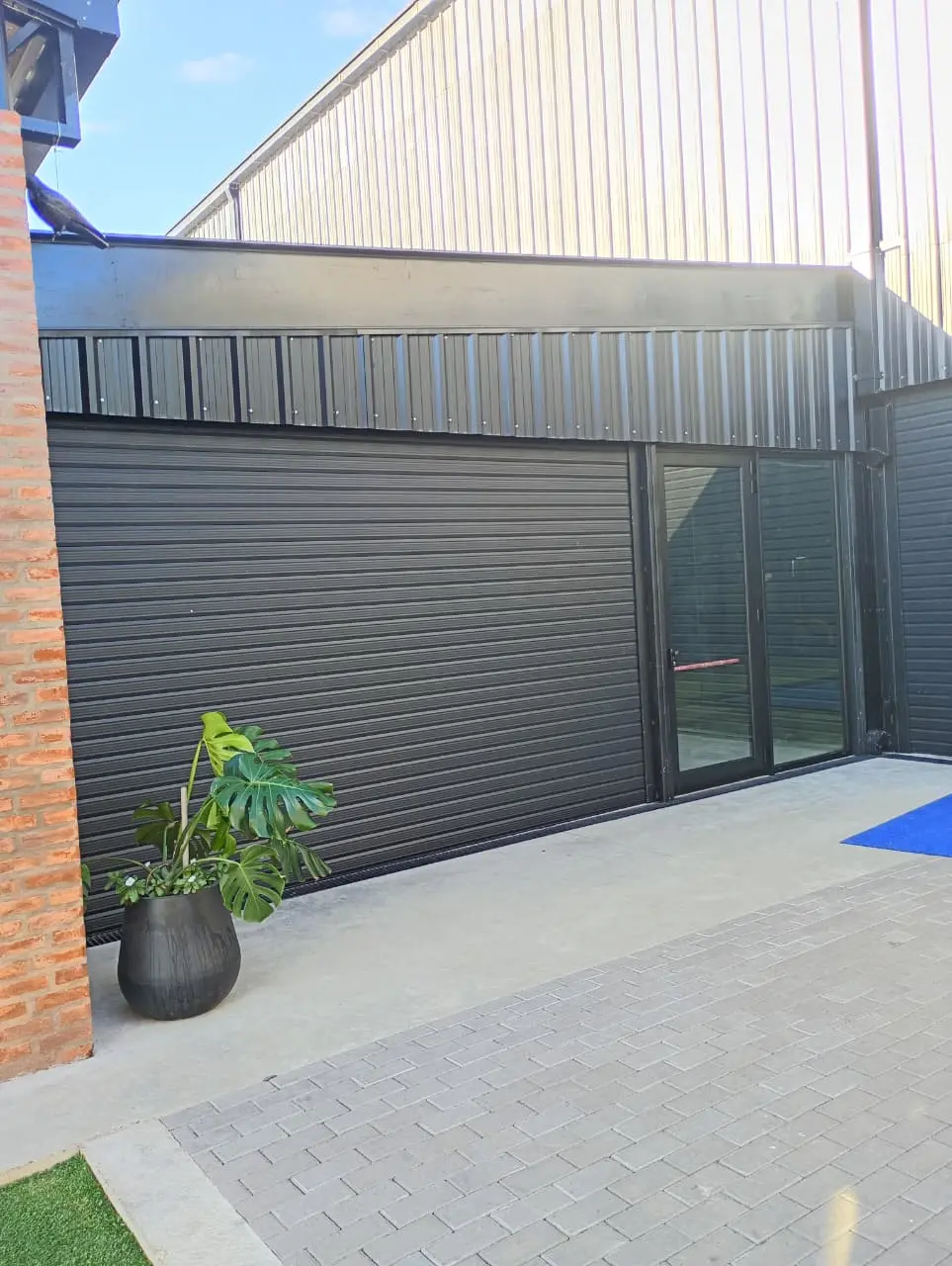 Cortina industrial instalada en acceso comercial