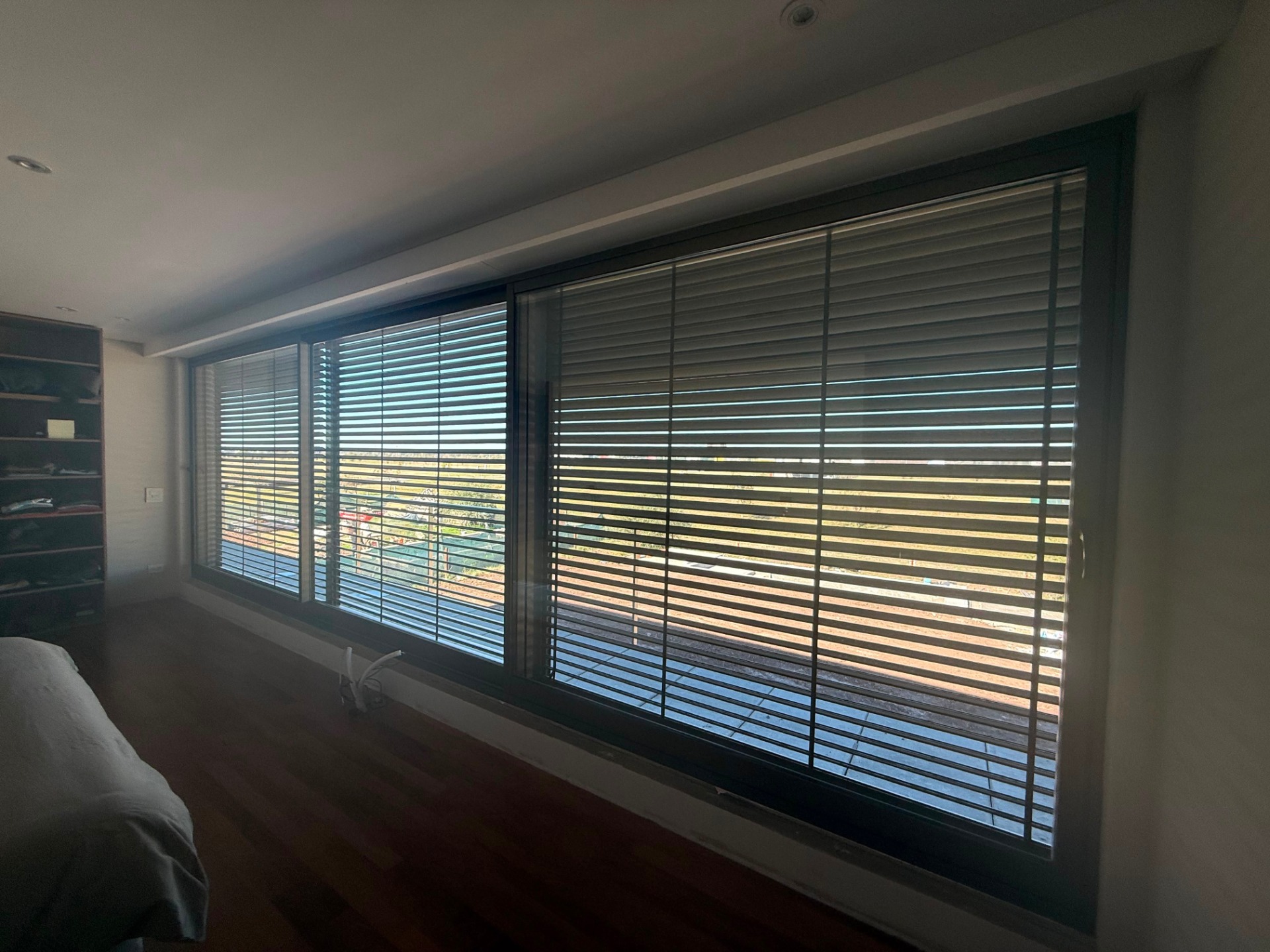 Persianas automatizadas de aluminio instaladas en abertura de vivienda