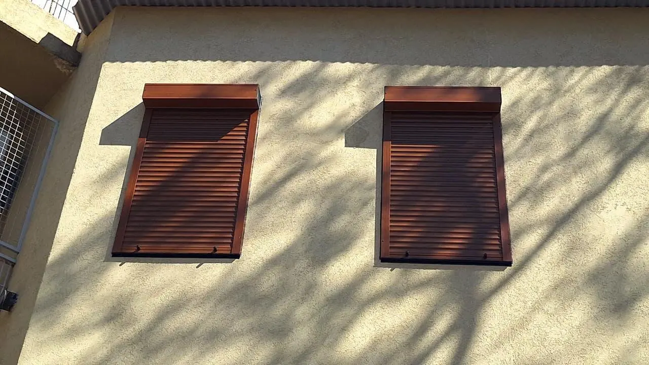 Persianas automatizadas símil madera instaladas en fachada exterior