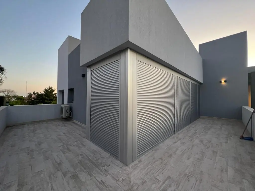 Persianas automatizadas instaladas en vivienda moderna