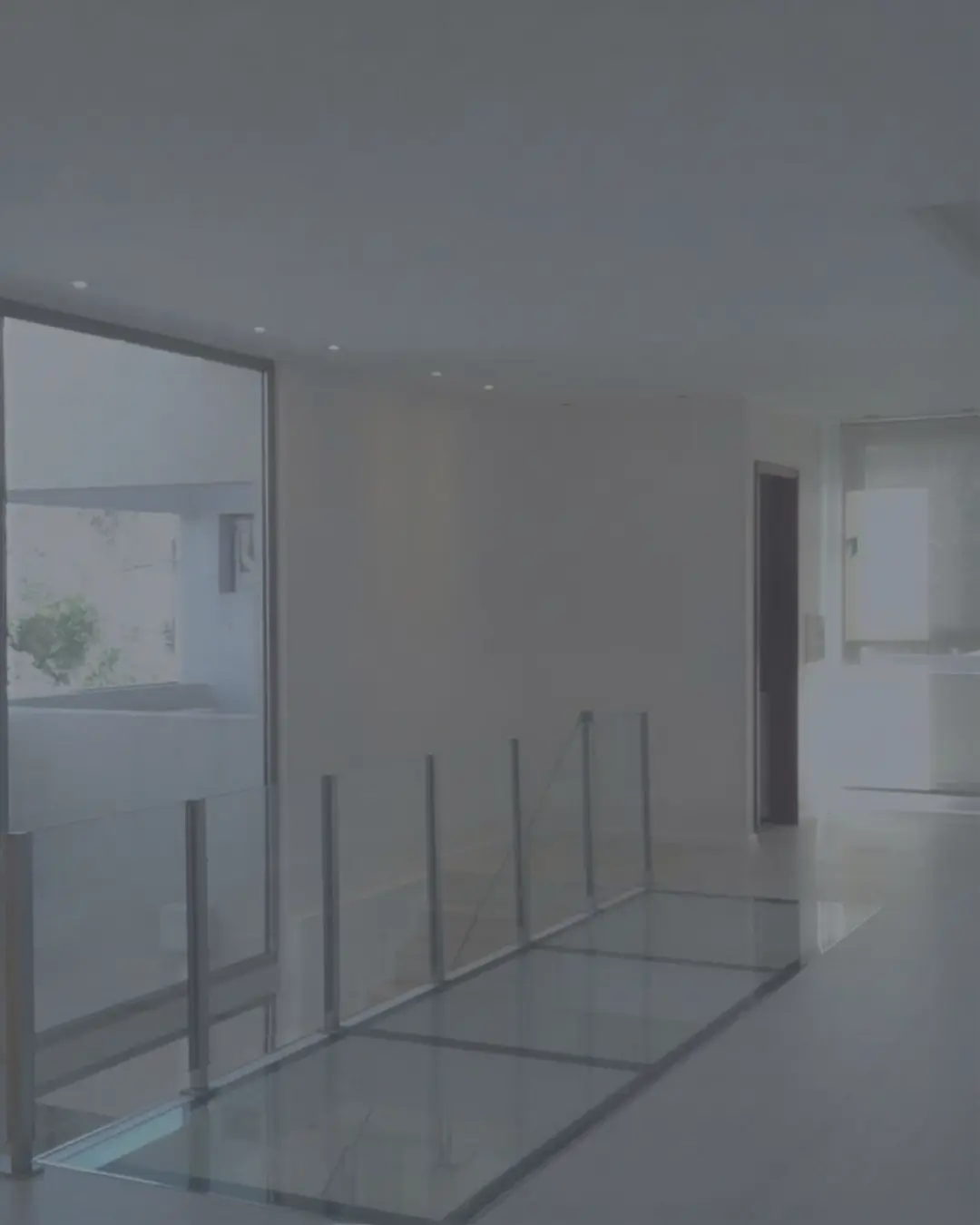 Barandas vidriadas instaladas en escalera interior con diseño moderno