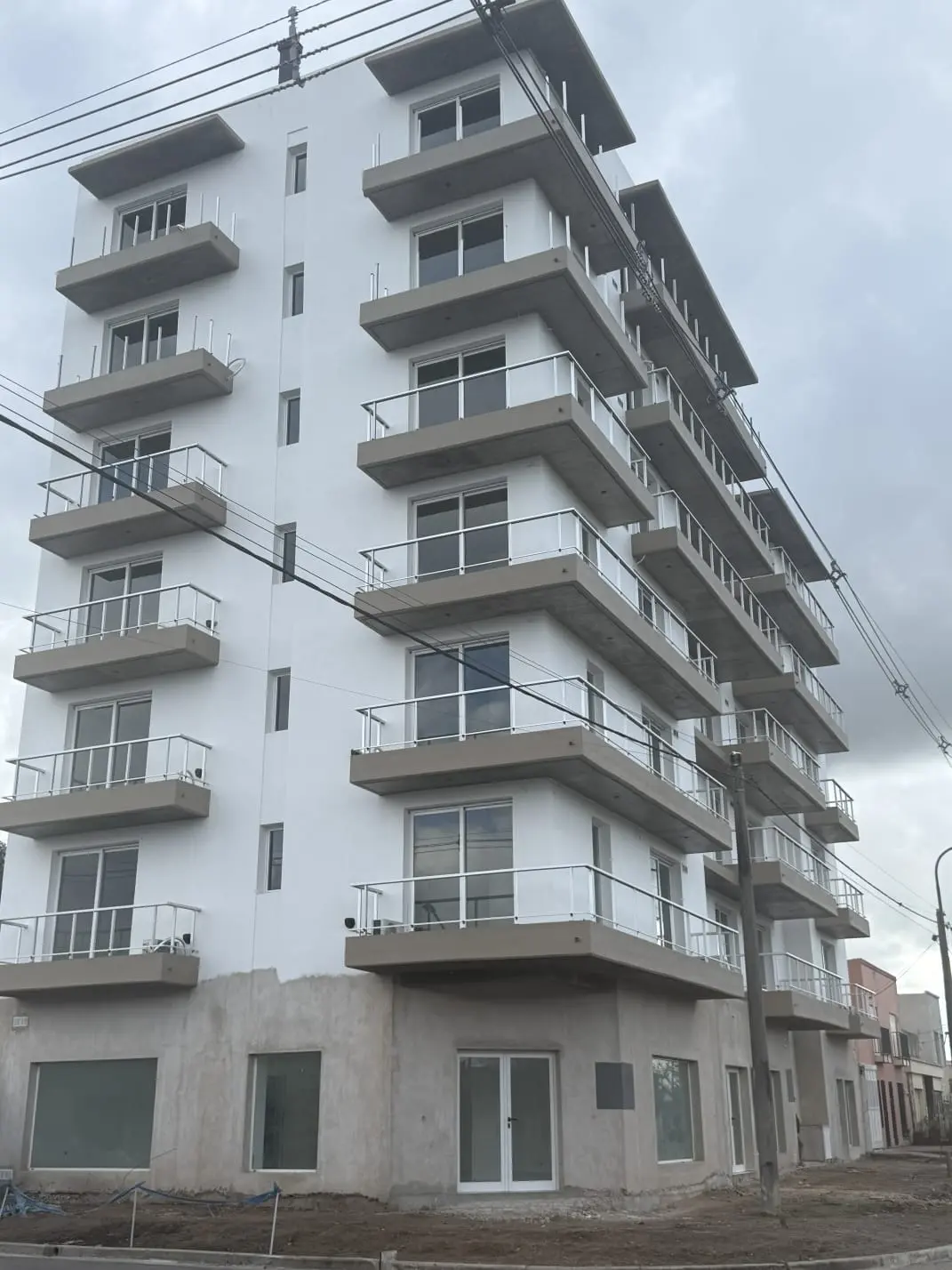 Fachada comercial en aluminio y vidrio para local u obra empresarial